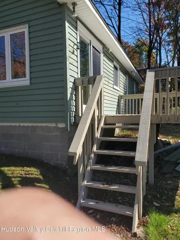 a view of entryway with a front door