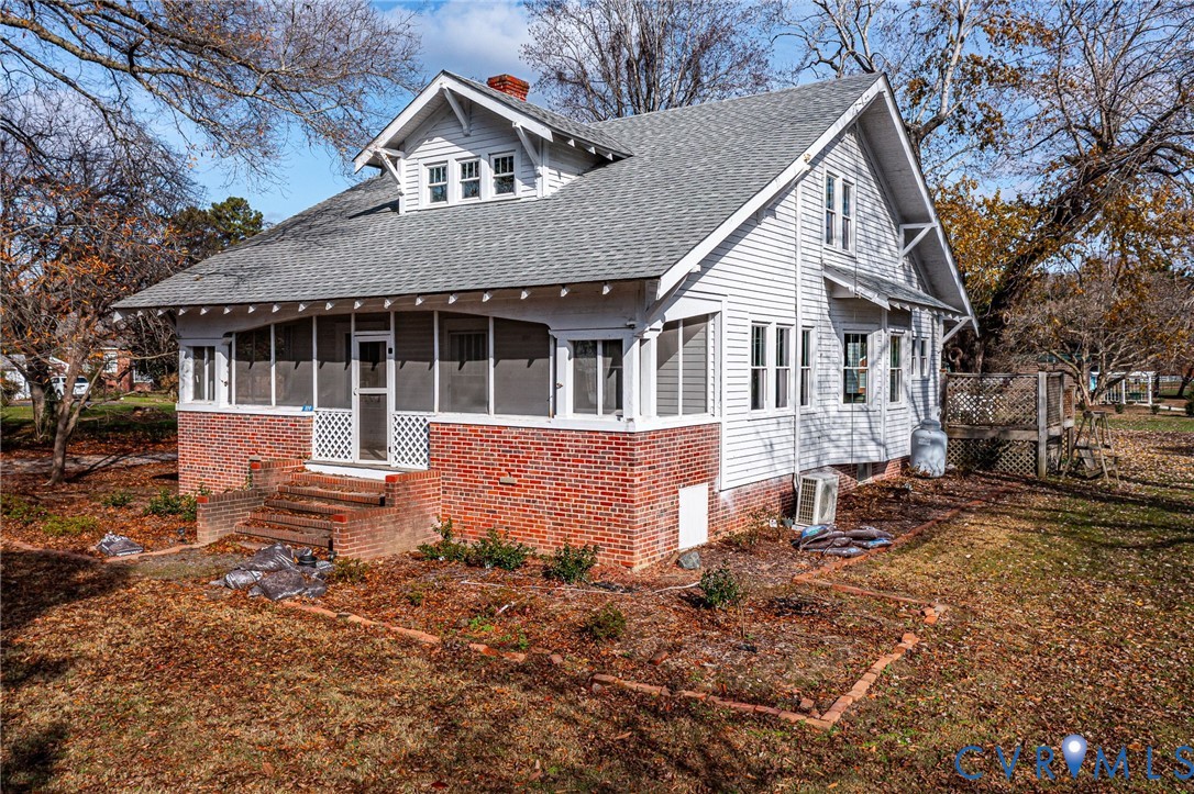a view of a house with backyard and a tree