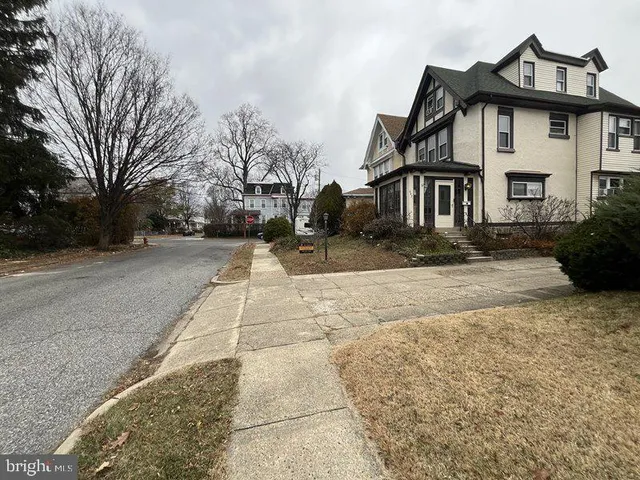 a view of house with a yard