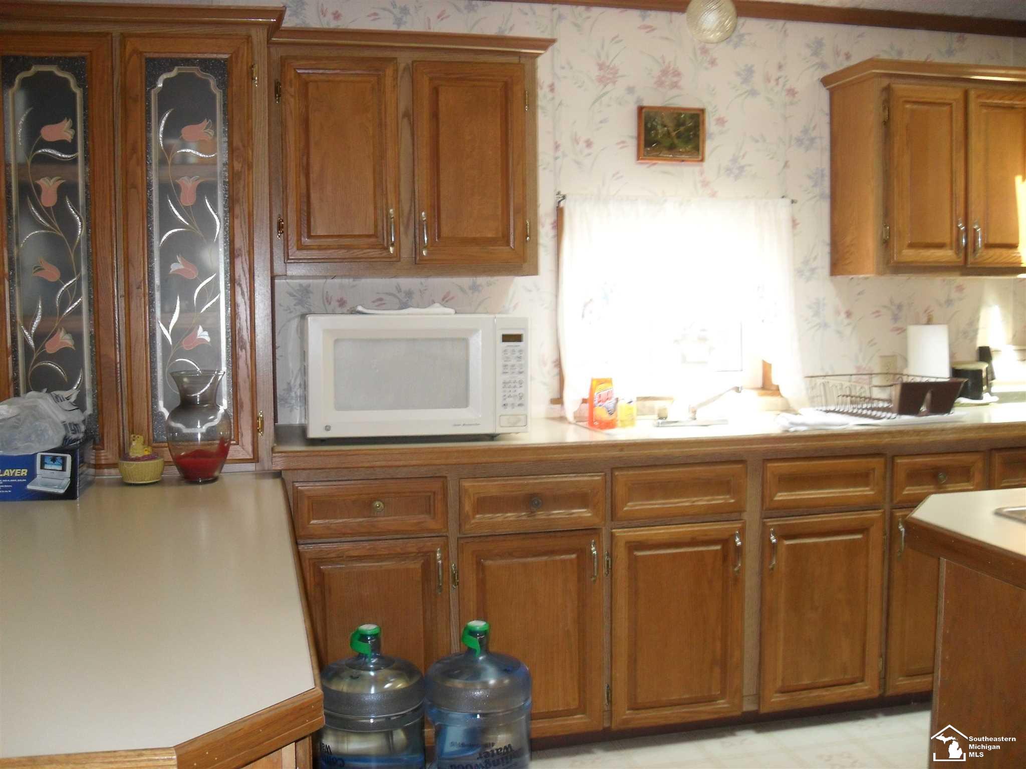 300 Highlands Temperance, MI 48182 - Photo 9 of 21