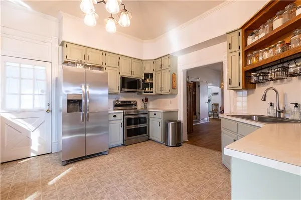 $380,000 | 2304 Maple Avenue, Leavenworth, KS 66048