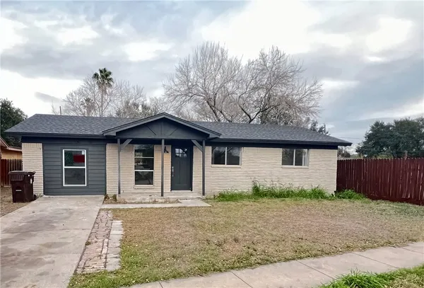a view of a house with a yard and plants