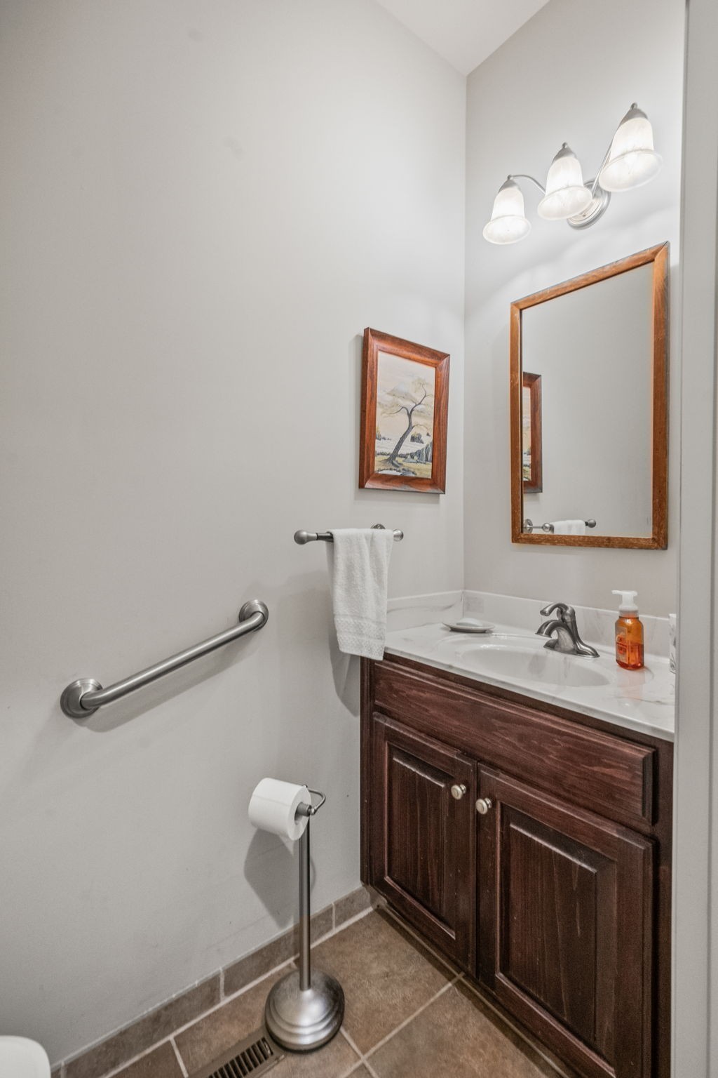 4313 South Garrett Road Springfield, TN 37172 - Photo 42 of 69 a bathroom with a toilet sink and mirror