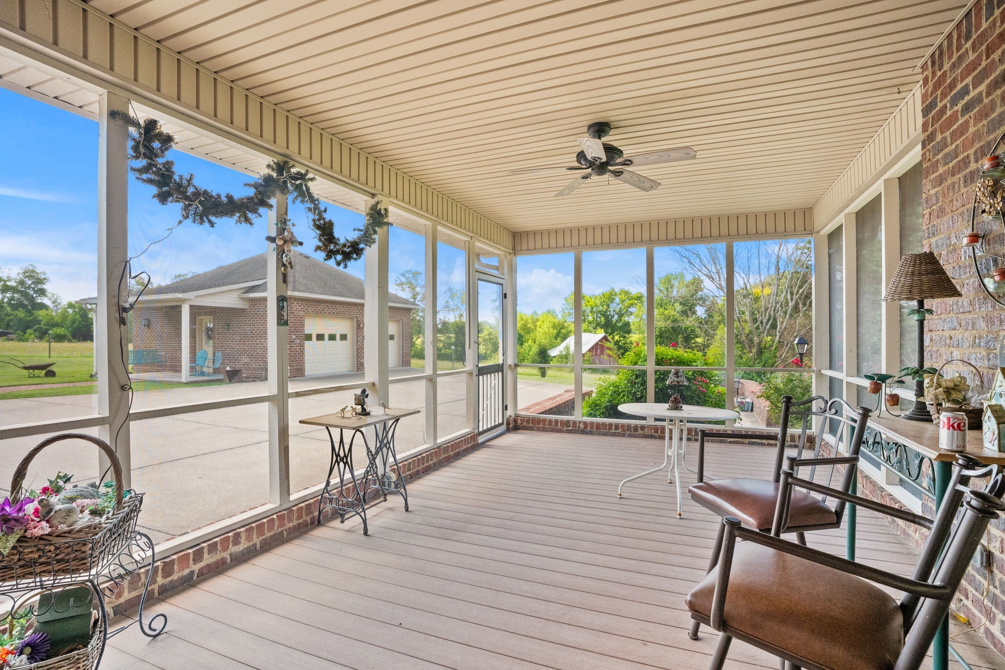 4313 South Garrett Road Springfield, TN 37172 - Photo 45 of 69 a very nice looking room with wooden floor and furniture