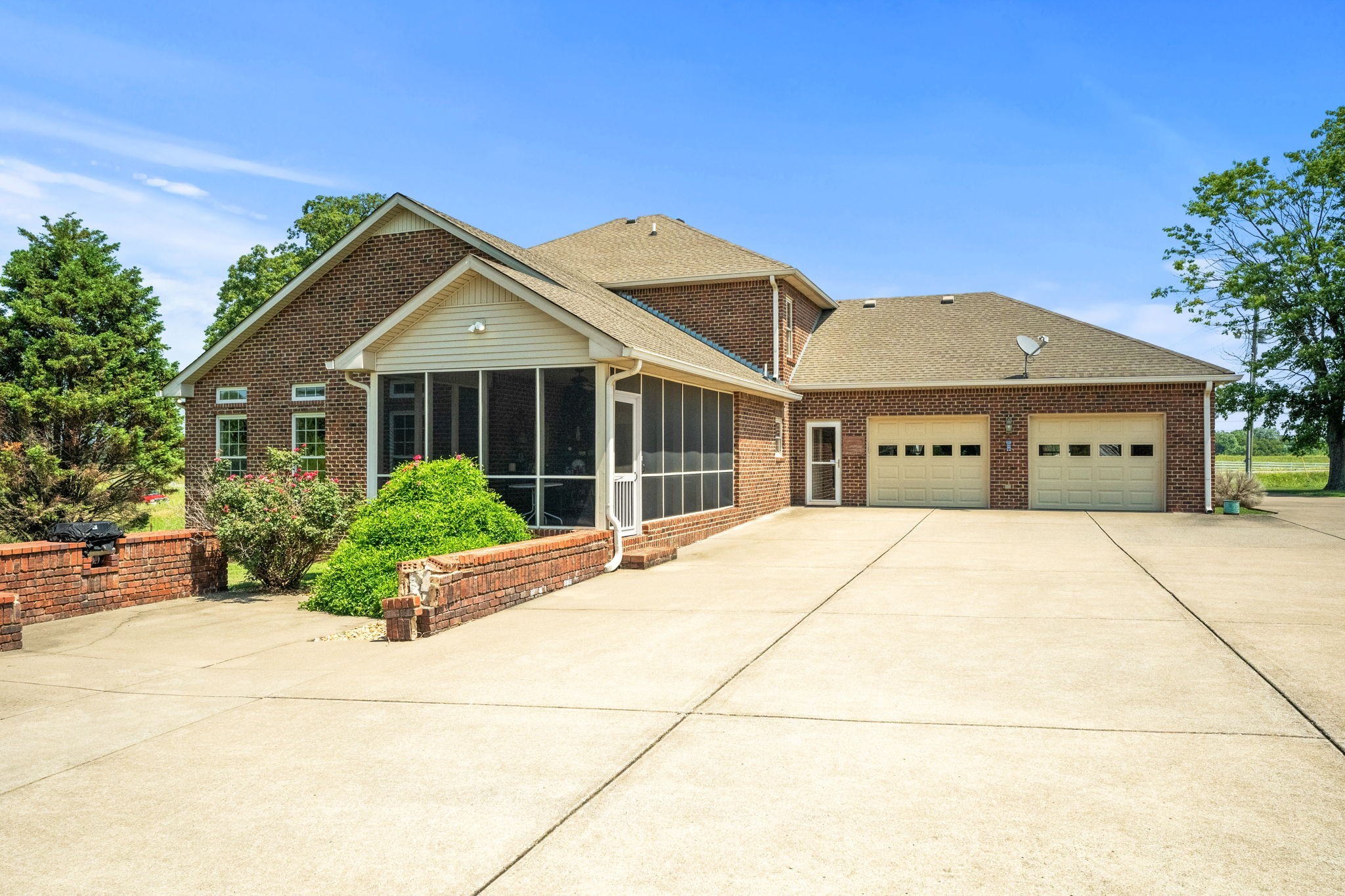 4313 South Garrett Road Springfield, TN 37172 - Photo 49 of 69 a front view of a house with a garden