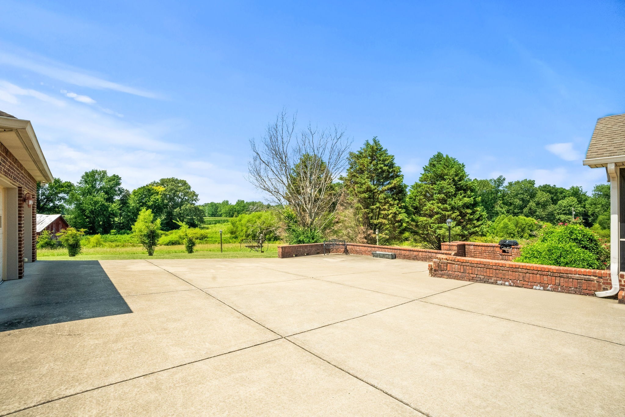 4313 South Garrett Road Springfield, TN 37172 - Photo 51 of 69 a view of a garden with plants and a lawn chair