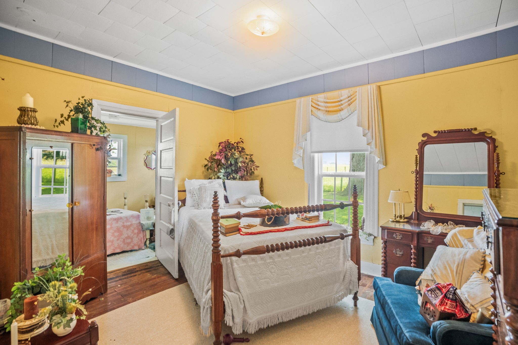 4313 South Garrett Road Springfield, TN 37172 - Photo 57 of 69 a living room with furniture and a large window