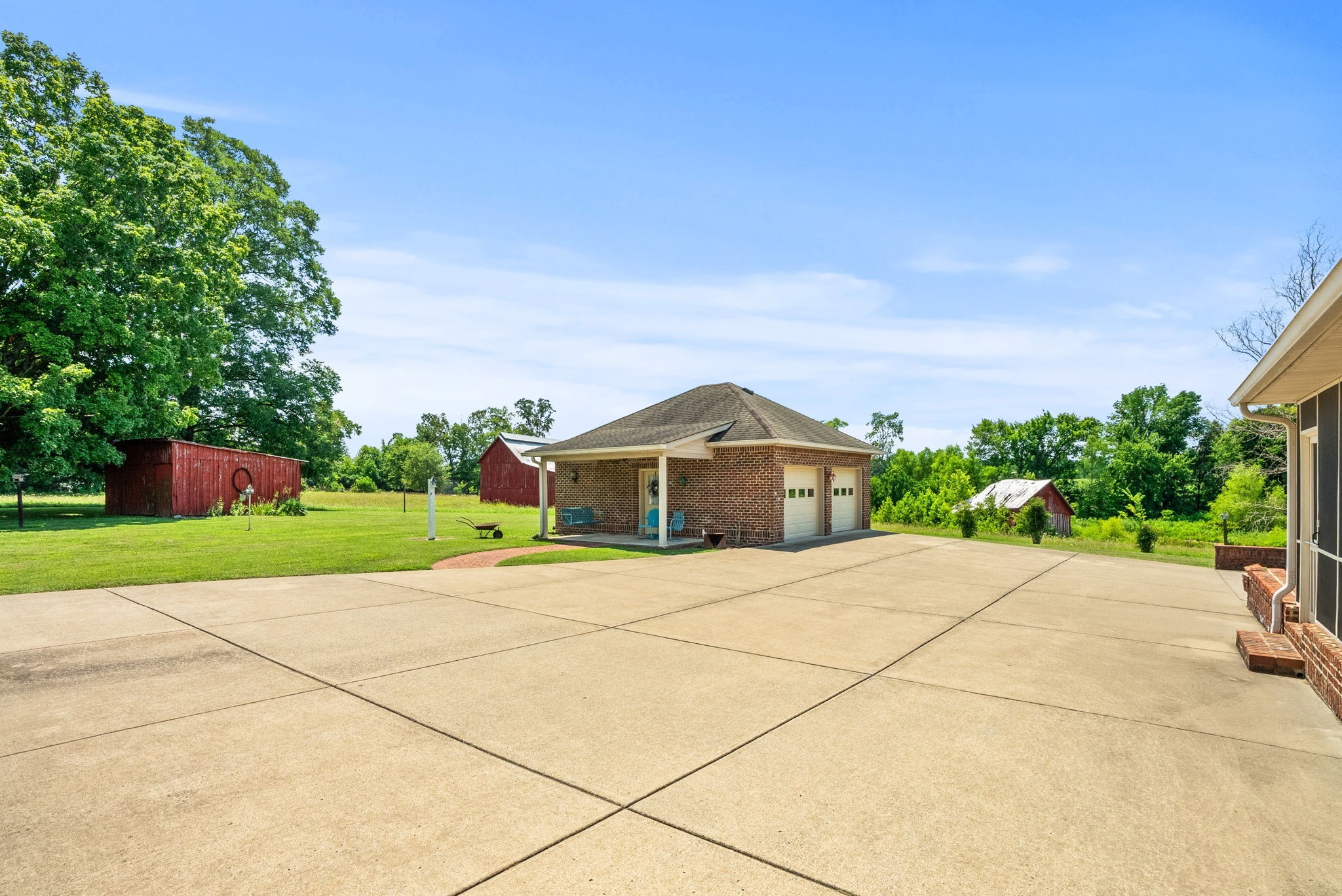 4313 South Garrett Road Springfield, TN 37172 - Photo 64 of 69 a front view of a house with a yard and garage