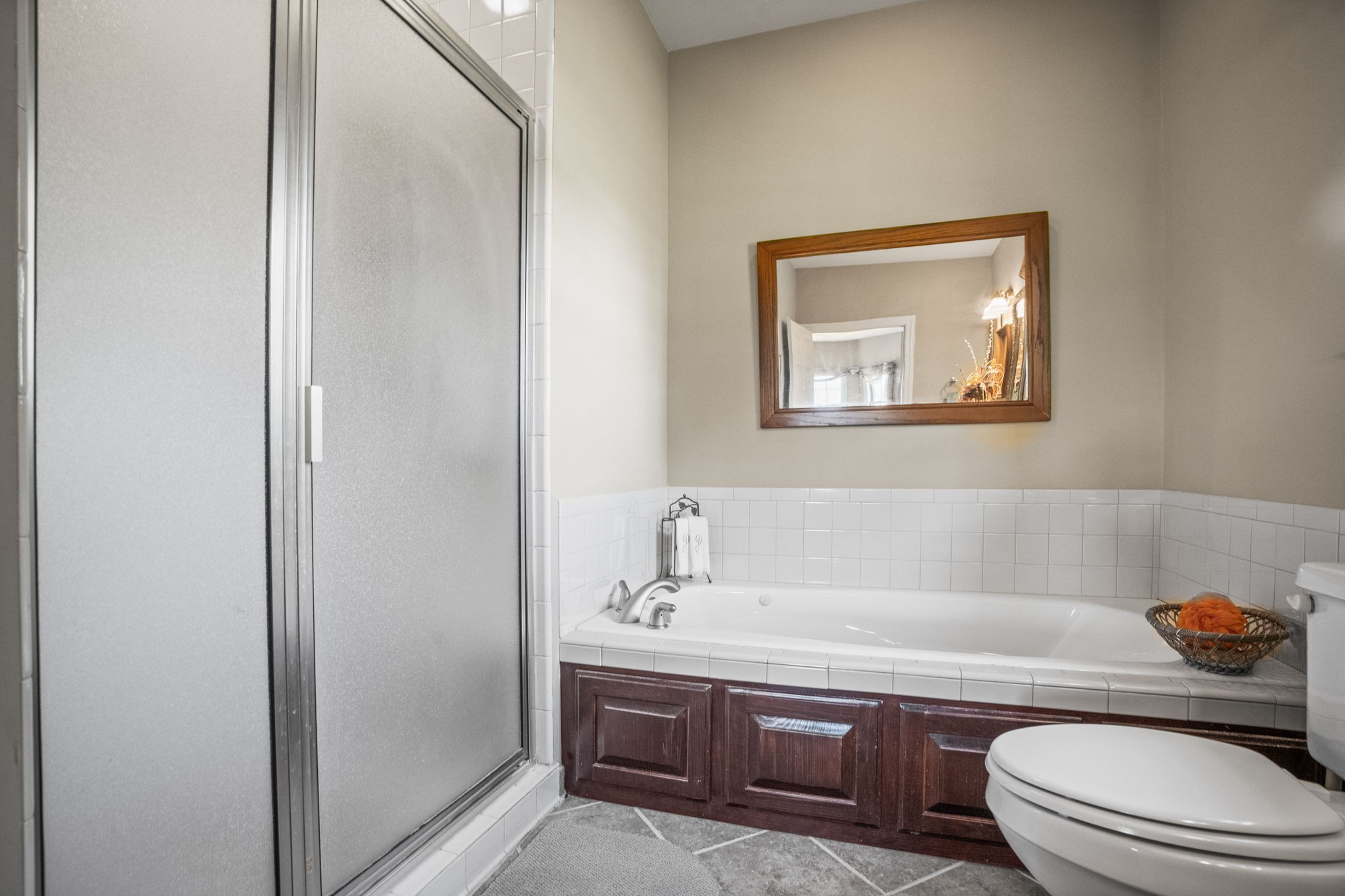 4313 South Garrett Road Springfield, TN 37172 - Photo 10 of 69 a bathroom with a toilet a sink and bathtub