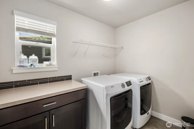 a view of a back yard