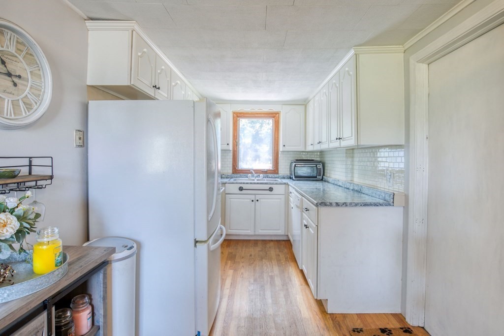 566 Southampton Road Westfield, MA 01085 - Photo 3 of 25 Gallery Image 3