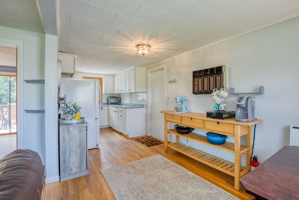 566 Southampton Road Westfield, MA 01085 - Photo 4 of 25 Gallery Image 4