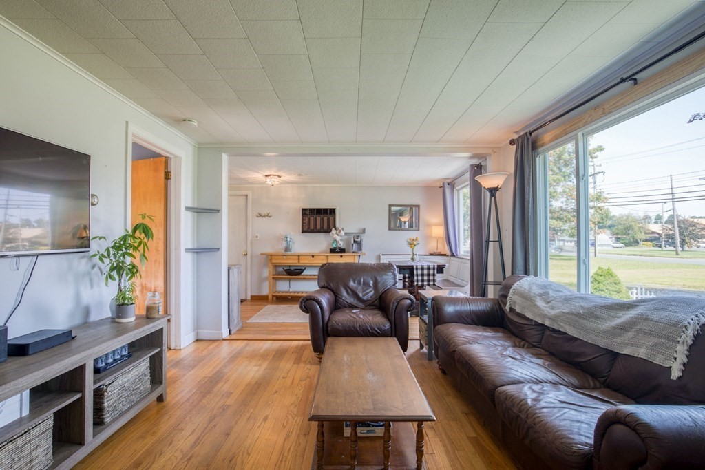 566 Southampton Road Westfield, MA 01085 - Photo 8 of 25 Gallery Image 8