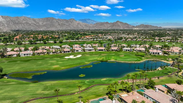 a view of a back yard