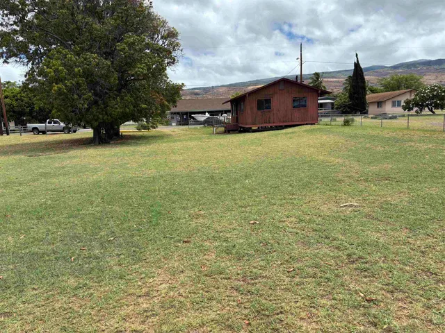 a view of a house with yard and roof