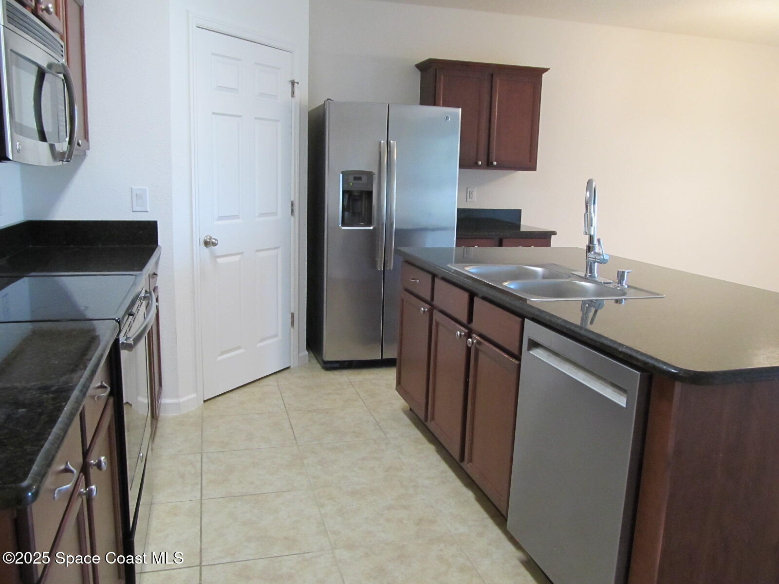 2002 Elkins Point Melbourne, FL 32935 - Photo 7 of 25 Granite Counters