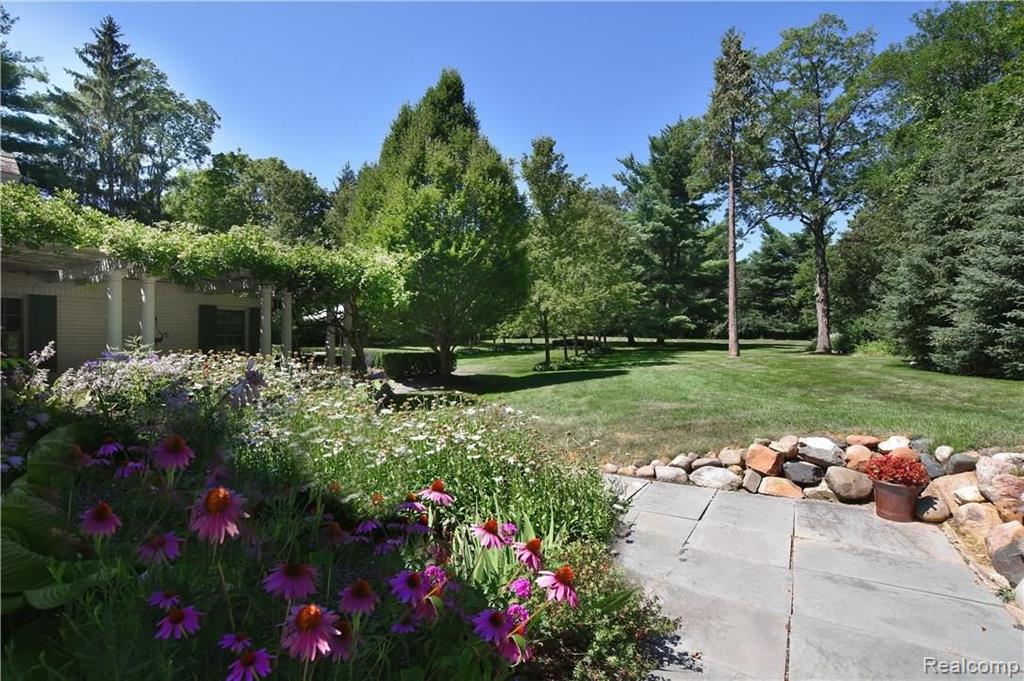 32135 Bingham Road Bingham Farms, MI 48025 - Photo 32 of 47