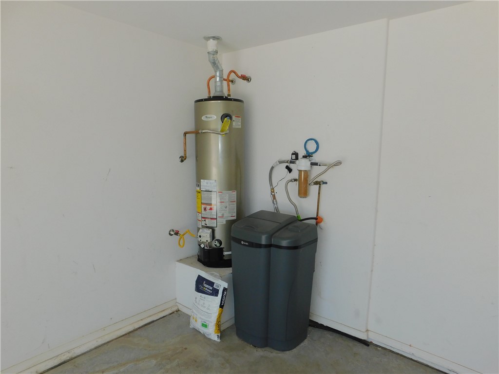 2449 Wilder Road Bullhead City, AZ 86442 - Photo 44 of 45 a utility room with dryer and washer