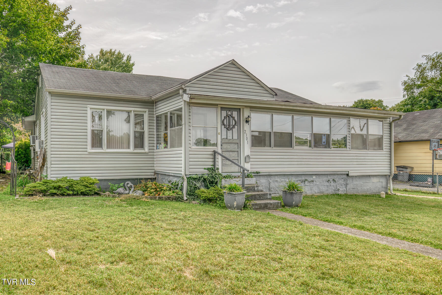2301 Bay St-1