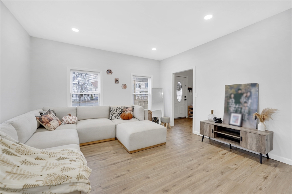 276 Dickinson Street Springfield, MA 01108 - Photo 4 of 39