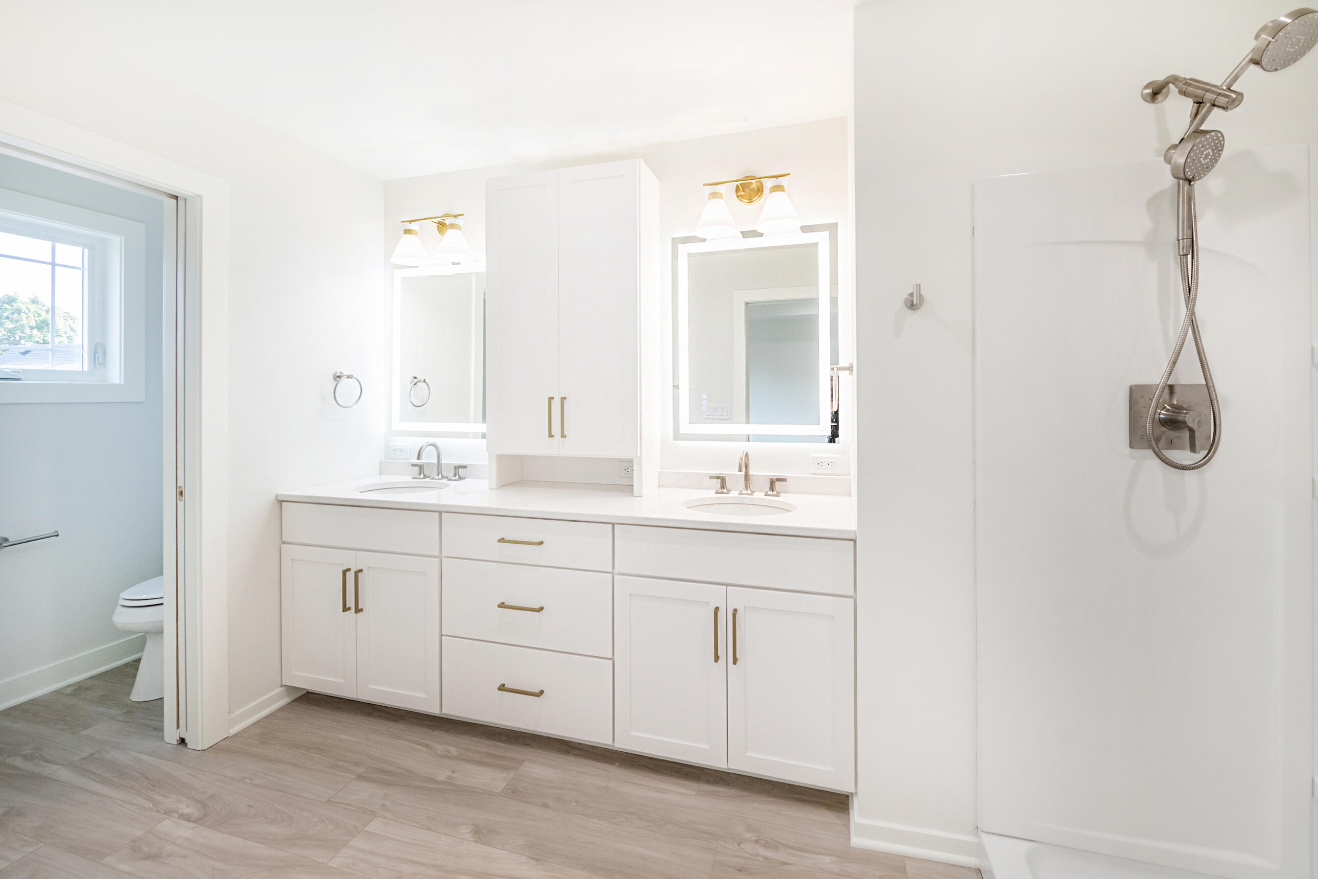 433 Niagara Avenue Sheboygan, WI 53081 - Photo 28 of 70 Owner's Suite Bath