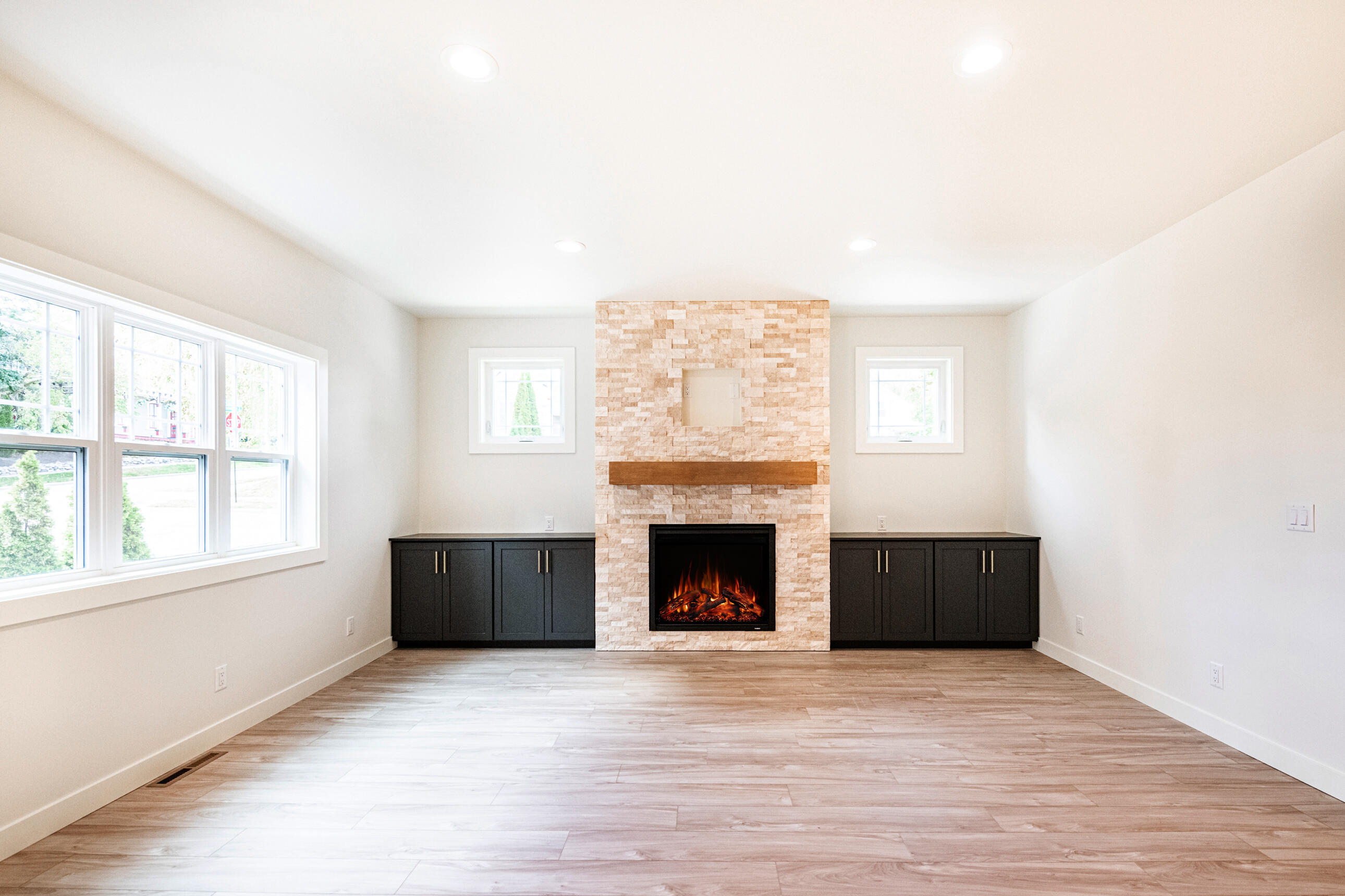 433 Niagara Avenue Sheboygan, WI 53081 - Photo 3 of 70 Living Room