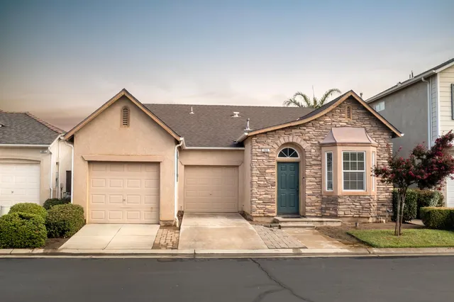 $409,900 | 685 West Edinburgh Lane, Clovis, CA 93619