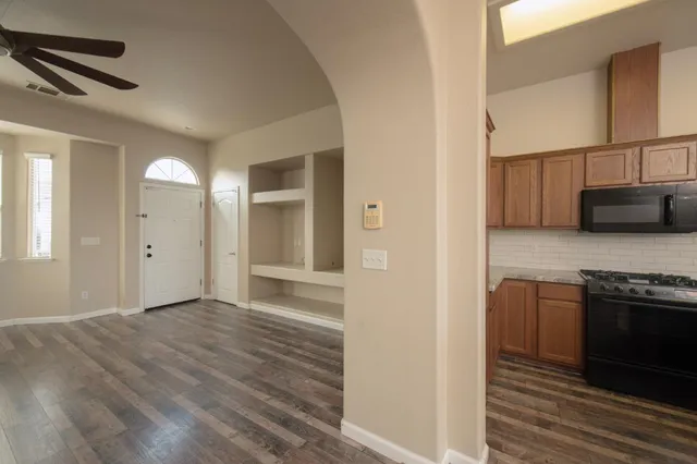 $409,900 | 685 West Edinburgh Lane, Clovis, CA 93619