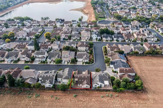 $409,900 | 685 West Edinburgh Lane, Clovis, CA 93619