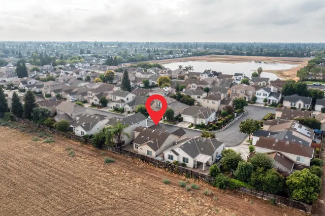 $409,900 | 685 West Edinburgh Lane, Clovis, CA 93619
