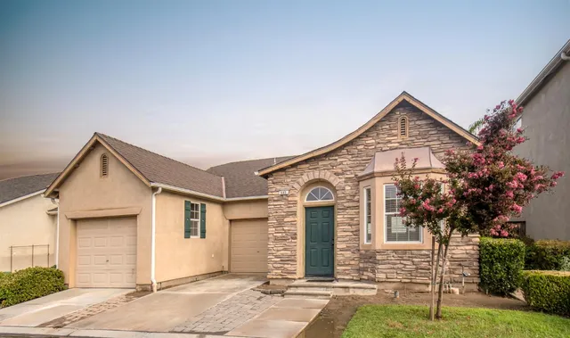 $409,900 | 685 West Edinburgh Lane, Clovis, CA 93619