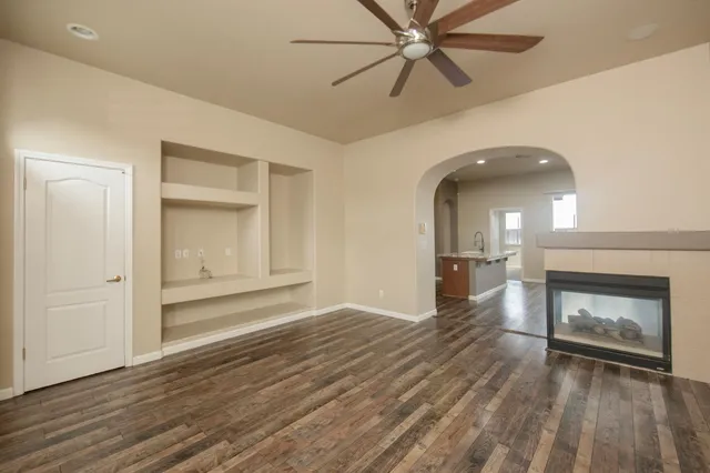 $409,900 | 685 West Edinburgh Lane, Clovis, CA 93619