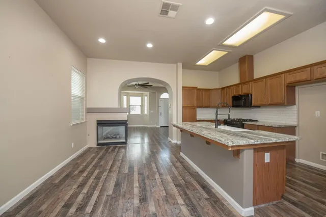 $409,900 | 685 West Edinburgh Lane, Clovis, CA 93619