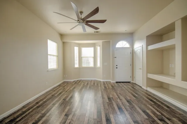 $409,900 | 685 West Edinburgh Lane, Clovis, CA 93619