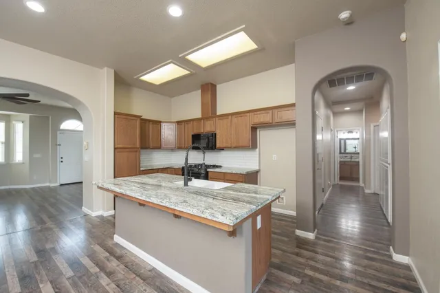 $409,900 | 685 West Edinburgh Lane, Clovis, CA 93619