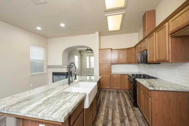 $409,900 | 685 West Edinburgh Lane, Clovis, CA 93619