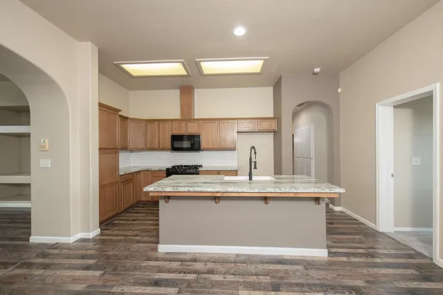 $409,900 | 685 West Edinburgh Lane, Clovis, CA 93619