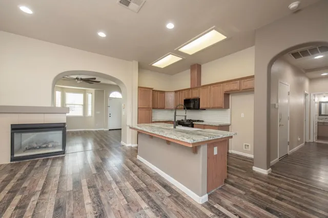 $409,900 | 685 West Edinburgh Lane, Clovis, CA 93619