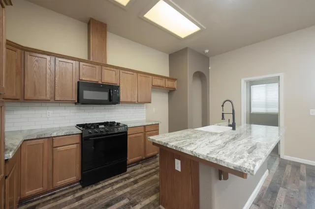 $409,900 | 685 West Edinburgh Lane, Clovis, CA 93619