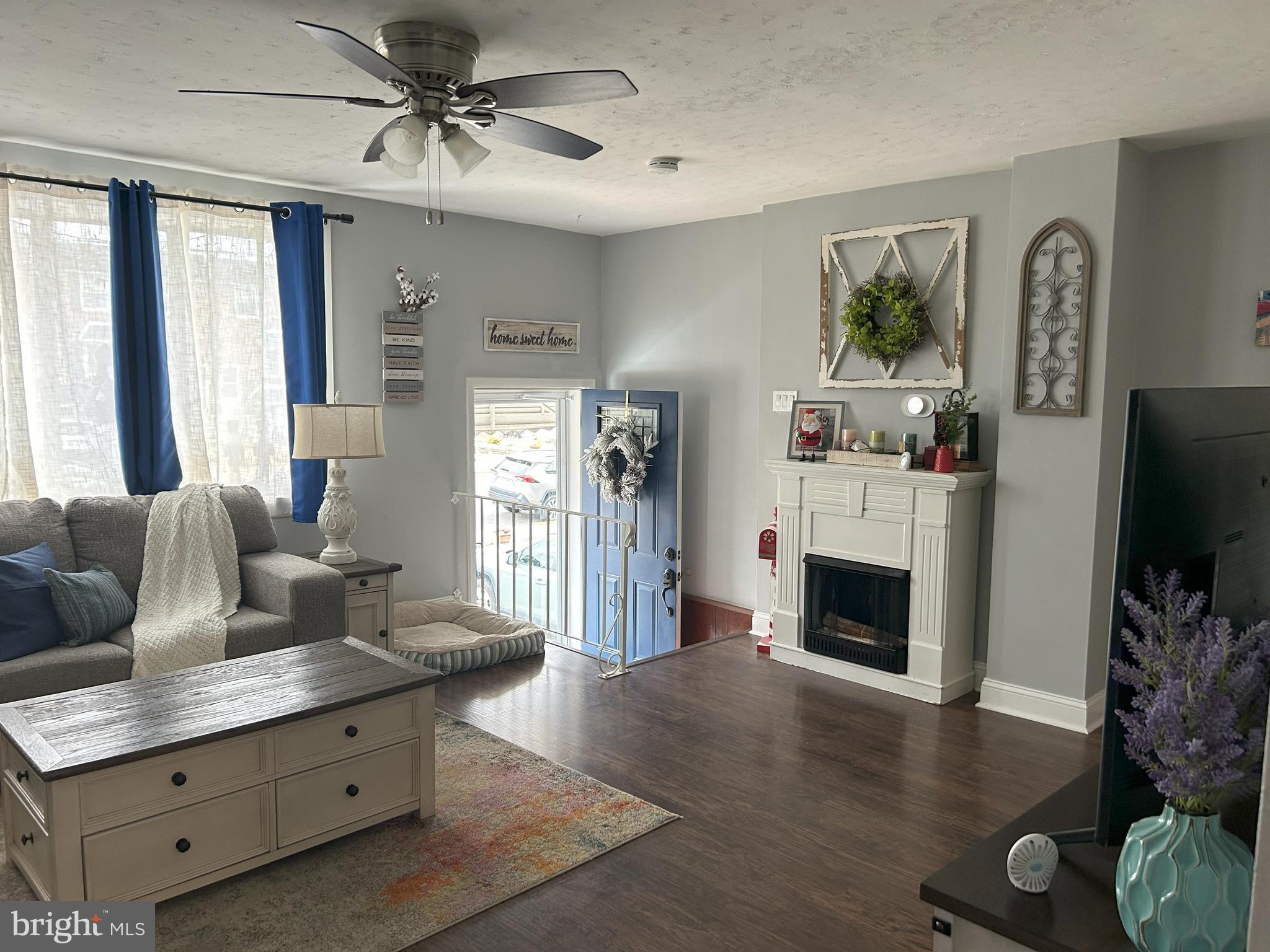 3642 Newberry Road Philadelphia, PA 19154 - Photo 3 of 29 Living Room