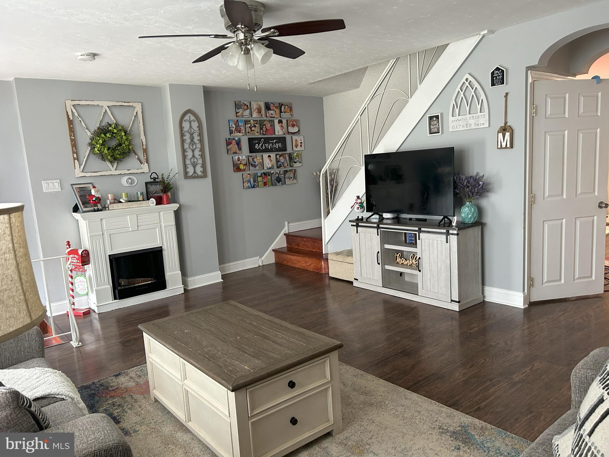 3642 Newberry Road Philadelphia, PA 19154 - Photo 4 of 29 Living Room