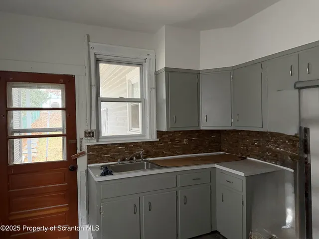 $1,800 | 1018 Madison Avenue, Scranton, PA 18510