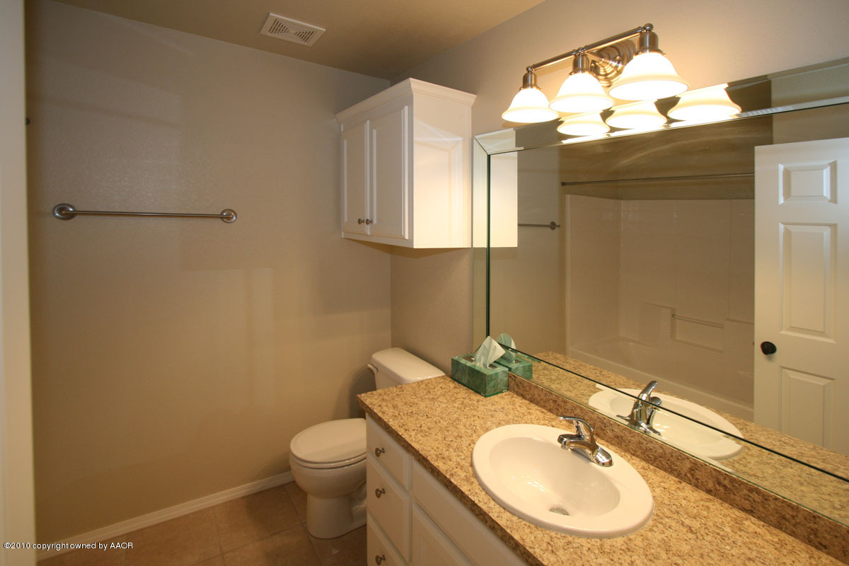 6911 Nick Street Amarillo, TX 79119 - Photo 16 of 26 hall bath