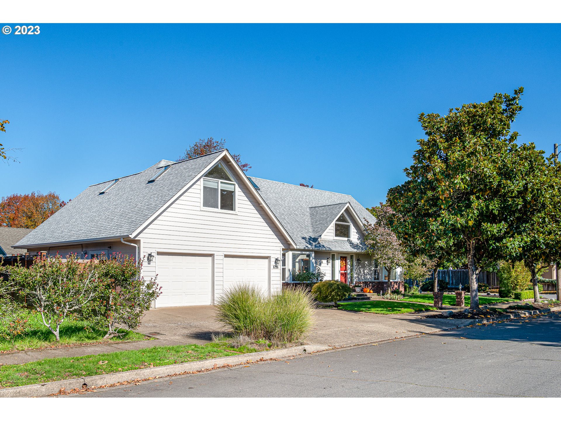 6796 F Street Springfield, OR 97478 - Photo 29 of 35 a front view of a house with a yard