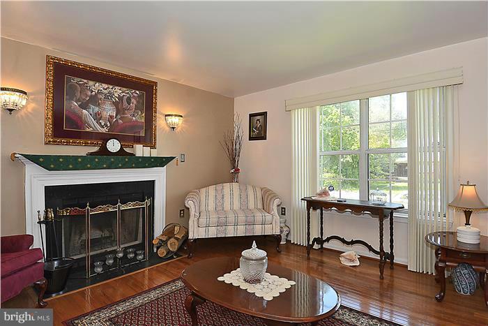 6213 Seabrook Road Lanham, MD 20706 - Photo 5 of 23 Living Room