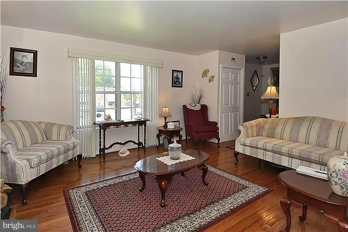 6213 Seabrook Road Lanham, MD 20706 - Photo 7 of 23 Living Room