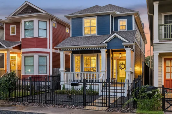 $579,000 | 823 West 26th Street, Houston, TX 77008