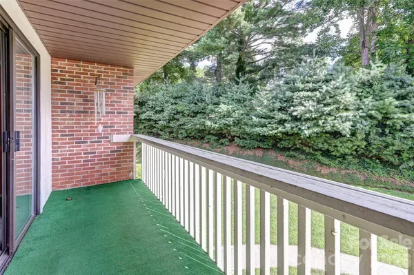 a view of a backyard with pathway