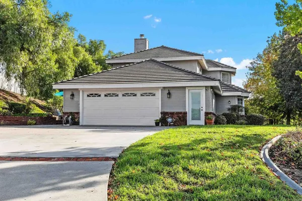 $1,249,000 | 1474 Via Encinos Drive, Fallbrook, CA 92028