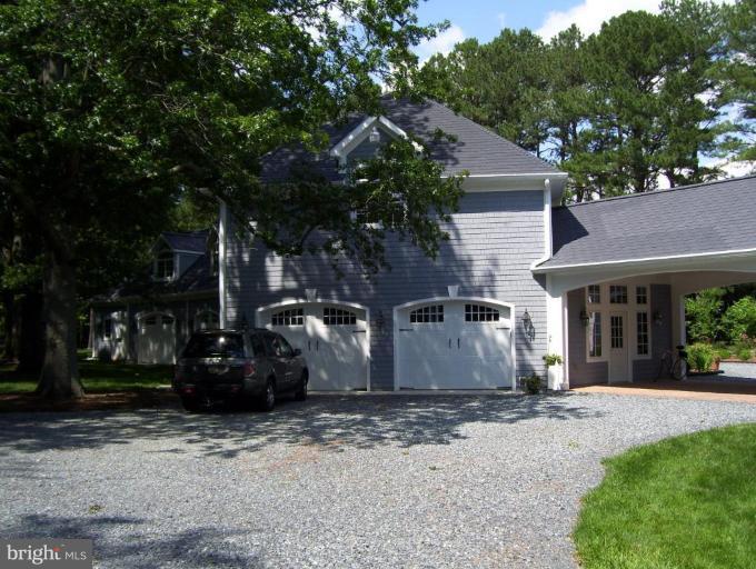 Gatehouse with second level apartment and baths